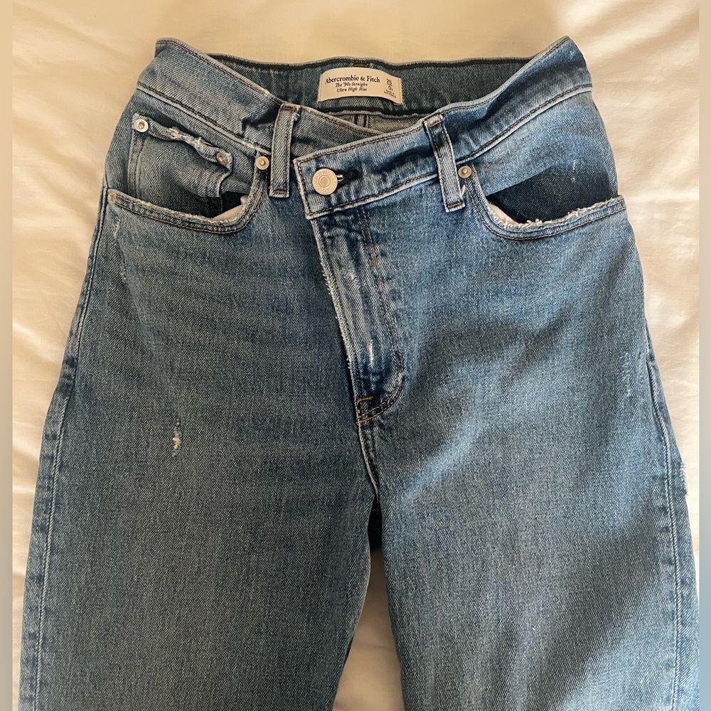 Abercrombie 90s Straight Ultra High Rise Cross Waist